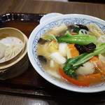 Benitora Gyouzabou - 海鮮五目麺と小籠包セット