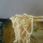 日の出食堂 - 加藤ラーメン製の低加水率ホワイト麺