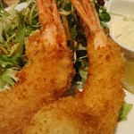 キッチン サクラ - エビフライとサラダ、タルタルソースのアップ：ビーフドリアとエビフライのセット