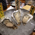 北海道厚岸 - 生牡蠣食べ比べ(それぞれの牡蠣に合う調味料やだしなどもついてきます)