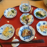 豆富料理と吟醸せいろ蒸し 八かく庵 大阪ステーションシティ店 - 京舞妓（豆皿料理）