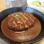 Midori To Kaze No Kohikan Umino - ランチのハンバーグは煮込みタイプのハンバーグ、美味しいデミグラスソースがたっぷりなんで添えられたパンがとても美味しかったです。
                      