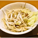 葱次郎 - ボイル野菜。ラーメン系を頼んだ人向けのサービス？