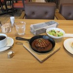 緑と風の珈琲館 ウミノ - 暫く待つと注文したハンバーグランチ１０００円の出来上がりです。