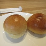 緑と風の珈琲館 ウミノ - ハンバーグランチにはご飯ではなくフカフカパンが２個付いて来ました。
