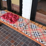 にぎり鮨 一五〇 - 外の待合の席。膝掛けの心遣い。