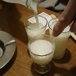 おぐら - にごり酒注ぎ風景