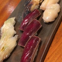 金寿司 - 左:鯛、上:ほっき貝、右:ほたて、下:赤身の漬け