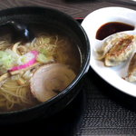 赤ちょうちん - ラーメンセットＡ　　餃子は少なく味普通。ラーメンは意外と美味い！