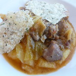 ステファノシェフ厳選の豚肉とキャベツの白ワイン煮込み　イタリア産ポレンタと共に