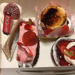 苺の樹 - （左から）いちごのショートケーキ（おみくじ付き）・フラボワーズショコラ・シブースト・いちごのタルト