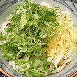 丸亀製麺 - ぶっかけうどん。ネギと天かすが乗ってます。