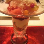 Aidaスペシャリテ　色彩り野菜のパフェスタイル　トマトをテーマに