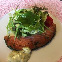 レストラン 香松 - ノルウェー産サーモンのマリネ 福井県産有機ベビーリーフのサラダ添え