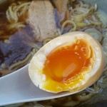 アベーテ - にぼしラーメンの煮玉子。