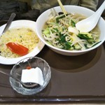 中華旬菜 レッドクリフ - 野菜タン麺・半炒飯　¥900(外)