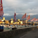 マルトモ水産 鮮魚市場 - 石鎚山＆漁港