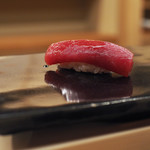 日本橋蛎殻町 すぎた - 【握り】大間の鮪、赤身の漬け