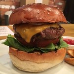 BEER PUB CAMDEN - 「チーズバーガー」850円