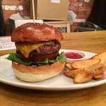 BEER PUB CAMDEN - 「チーズバーガー」850円