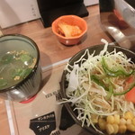 立ち食い焼肉 おのおの - スープ、サラダ