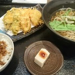 Teuchi Soba Nippon - 天ぷらそばセット。かつおご飯つき。小さなデザートはそば豆腐でした。