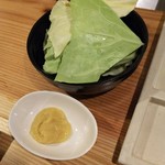炭焼 鶏たか - お通しキャベツは甘い白みそに♪