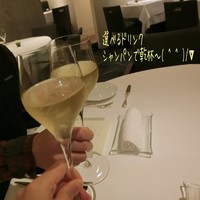 ルメルシマン オカモト - 誕生日ディナー(15200円)の【記念日に★ドリンク付】♪
                選べるドリンクはシャンパンor赤or白のグラスワインを選べ、シャンパンで乾杯(^^)/∀ 脚の細い繊細なグラスで口当たりの良いシャンパン☆彡