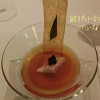 ルメルシマン オカモト - 誕生日ディナー(記念日に★ドリンク付/15200円)♪
                  アミューズの人参のムース キャビアとコンソメのジュレはグラスに入ったジュレの下に甘い人参ムース、薄切りジャガチップにセージが付いて見た目も素敵！