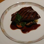 ポン ピエール - ランプ肉のステーキ。赤ワインソース。
