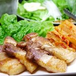 タル家 - カリッと香ばしく焼いた豚肉を薬味野菜で巻いて食べる『サムギョプサル』
