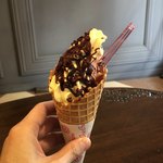 ジェラテリア アクオリーナ - カスタードのジェラートソフト カカオニブ カカオキャラメルトッピング ワッフルコーン（700円）税込
