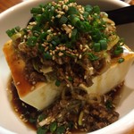 かつぎや - 長ネギ青ネギ胡麻細切り豚肉炒めがたっぷり乗った中華豆腐