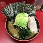 横濱家系ラーメン 勝鬨家 - 迫力ある野菜盛り！