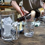 庚申酒場 - お母さんが宝焼酎を注いでくれます