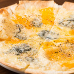 Yabe Sakaba - ４種類のチーズのピザ、矢部酒場ならではの美味さ！