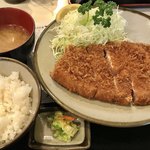 丸和 - ロースかつ定食
            ご飯、豚汁、キャベツはお代わり可能！