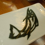 阿波前寿司 松風 - バランで皿に描かれた魚