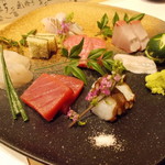 喜助 - 鳴門天然鯛・子持ち昆布・本鮪トロ・本鮪赤身・地だこ・カンパチ・平目・えんがわ・お造り盛合せ