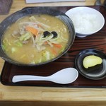 やすた食堂 - 料理写真:味噌ラーメン、半ライス