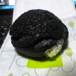 お菓子屋 たけたけ - 竹炭隕石シュー１５０円