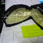 お菓子屋 たけたけ - 竹炭隕石シュー内部