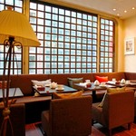 ビストロ ワイン カフェ ハース - ランチタイム、明るい日差しが差し込むローチェアーのソファー席