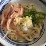 こだわり手打ちうどん 山 - 鰹節が良く合いました。