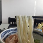 こだわり手打ちうどん 山 - モチプルの艶やかなうどんです。