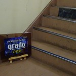 grado - ビルの階段あがります！