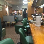 Dosanko Taishou - ファミレス風の店内と定食屋風のメニュー