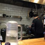 ラーメン屋 トイ・ボックス - 厨房の様子。