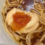 ラーメン屋 トイ・ボックス - カジった味玉。