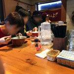 ラーメン屋 トイ・ボックス - L字カウンターのみ８席。
